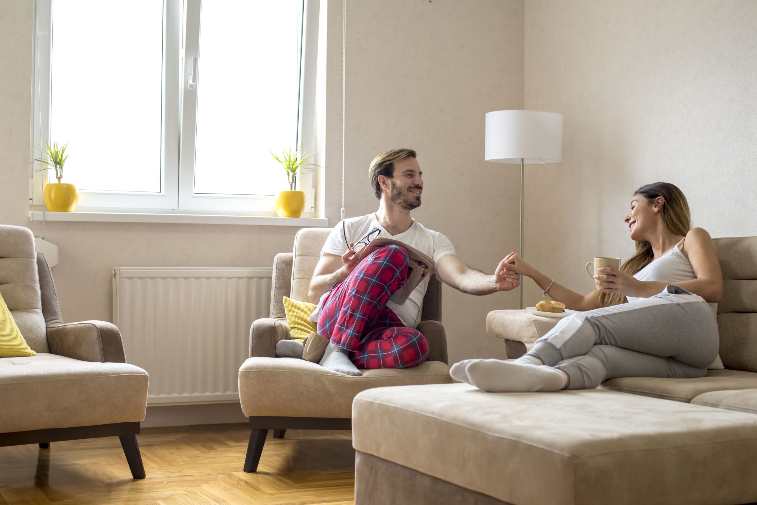 Pareja feliz en salón